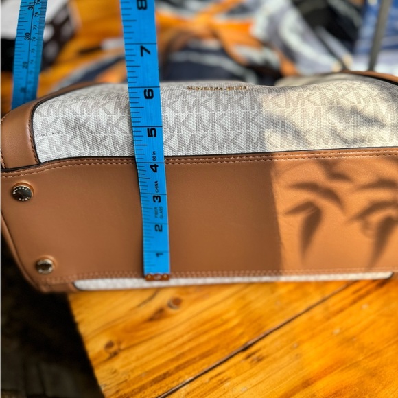 Michael Kors Rosemary Large Shoulder Tote – Vanilla/Acorn Logo Canvas - Picture 6 of 10